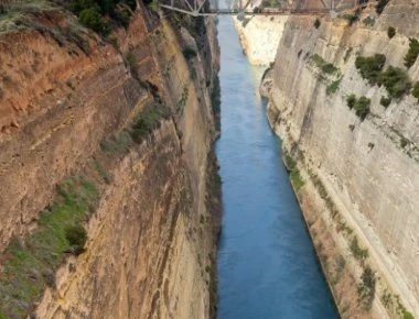 Εκλεισε πάλι ο Ισθμός της Κορίνθου λόγω κατολίσθησης - Oλόκληρη... πλαγιά έπεσε στη θάλασσα (φωτό, βίντεο)